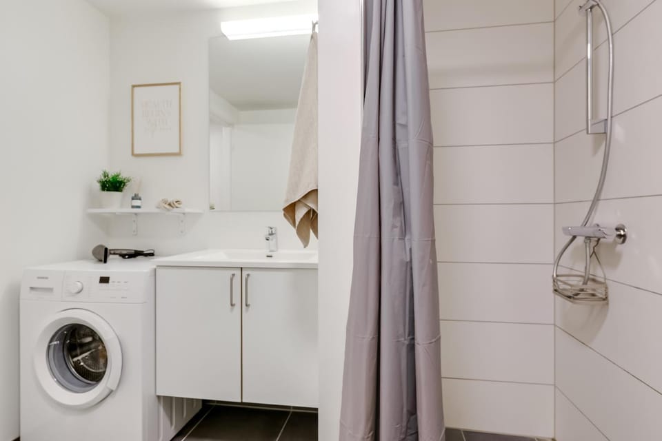 Shower, Bathroom, towels, washing machine