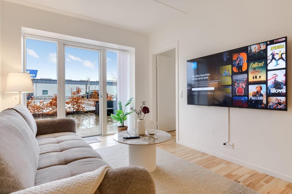 Communal lounge/ TV room, TV and multimedia, Living room, Evening entertainment