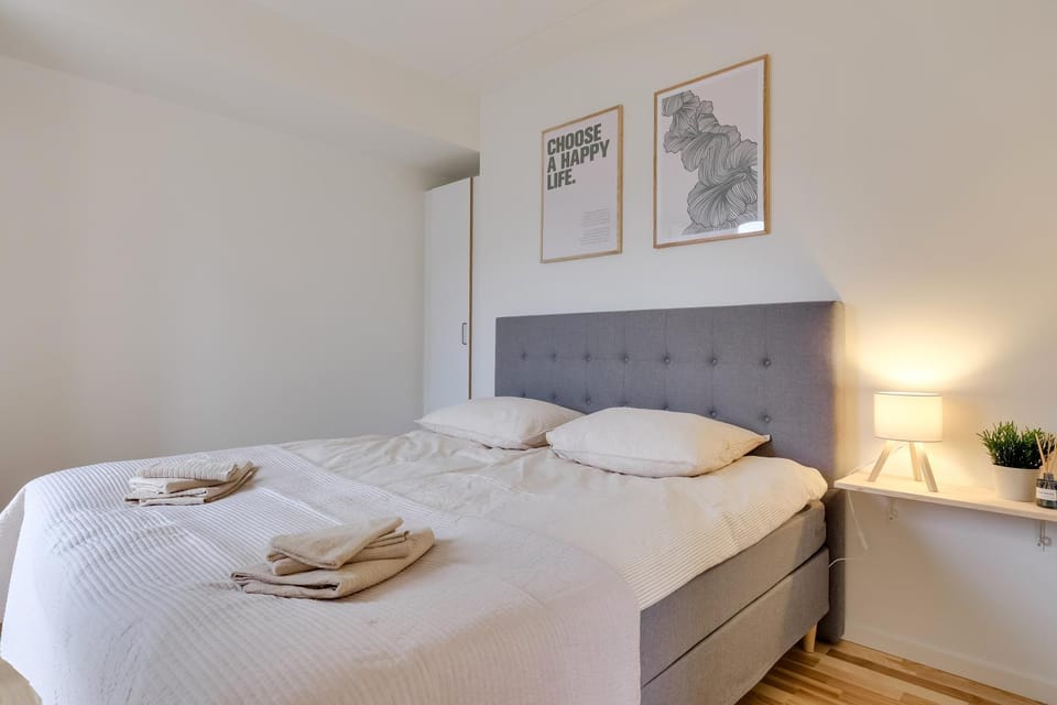 Bed, Bedroom, towels