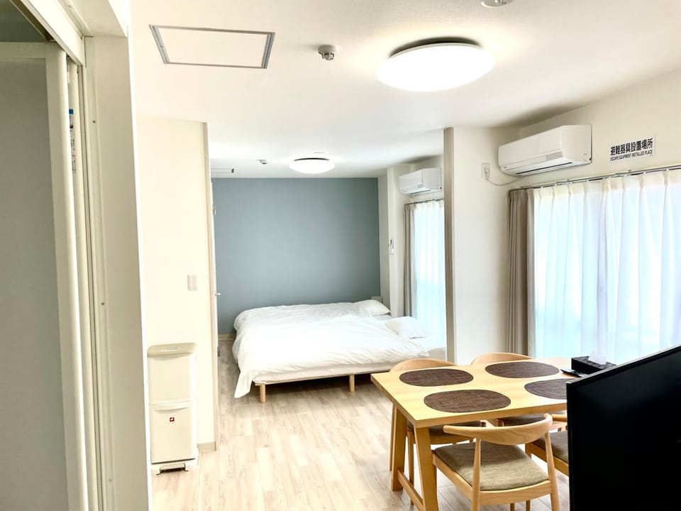 Bed, Living room, Photo of the whole room, Bedroom, air conditioner