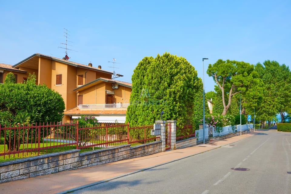 Property building, Neighbourhood