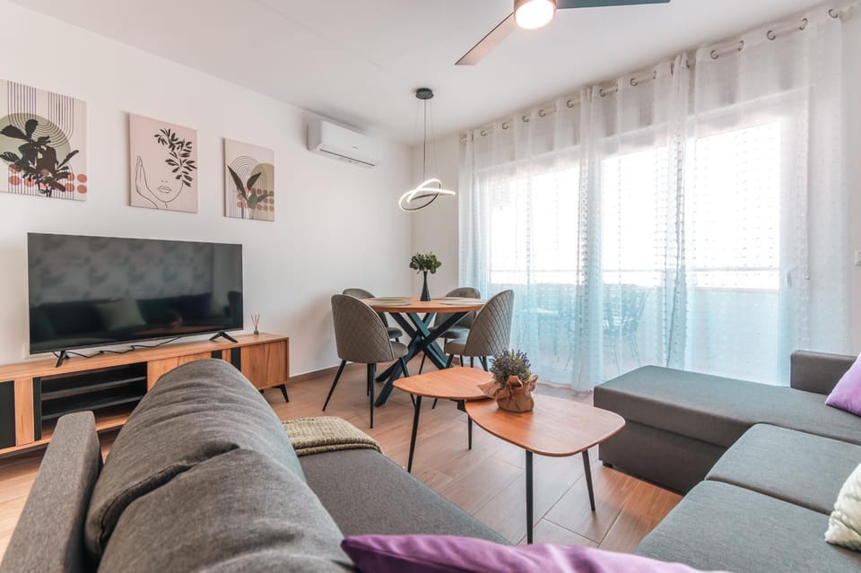 TV and multimedia, Living room, Seating area, Evening entertainment