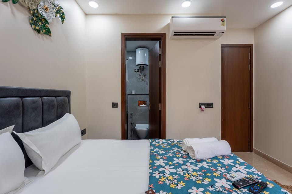 Bed, Photo of the whole room, Bedroom, towels, wardrobe, air conditioner