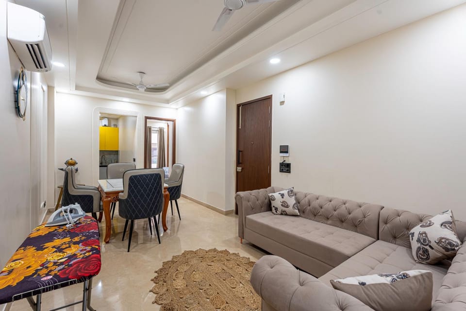 TV and multimedia, Living room, Seating area, Dining area, air conditioner