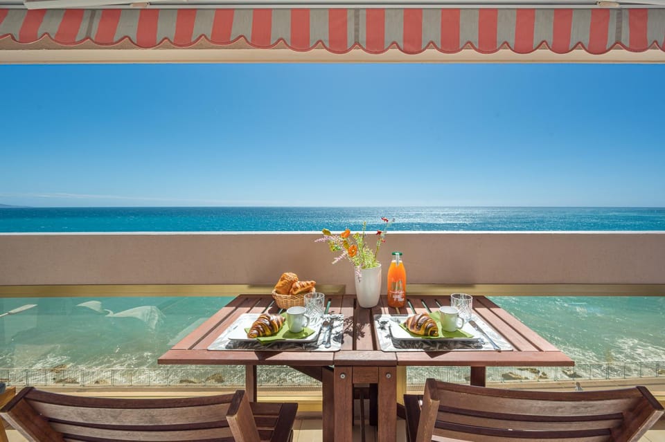 Patio, Natural landscape, View (from property/room), Balcony/Terrace, Dining area, Beach, Sea view
