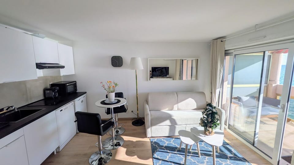 Patio, Nearby landmark, Coffee/tea facilities, Sea view, dishwasher, flat iron, heating, internet, oven, kitchen