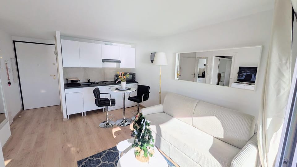 Coffee/tea facilities, Balcony/Terrace, Dining area, concierge, oven, toaster