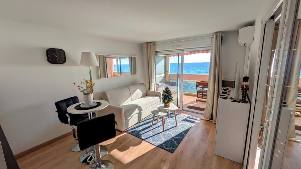 Coffee/tea facilities, Balcony/Terrace, Balcony/Terrace, Living room, Sea view, Sunrise, concierge, flat iron, internet, towels, VIP, laundry, laundry, elevator, air conditioner