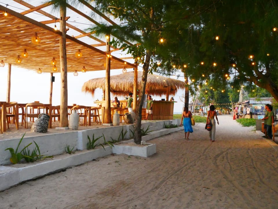 Restaurant/places to eat, People, Food and drinks, Banquet/Function facilities, Food, group of guests