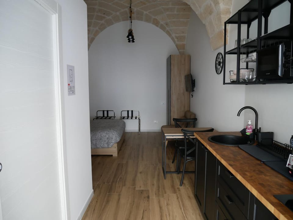 Photo of the whole room, Dining area, stove