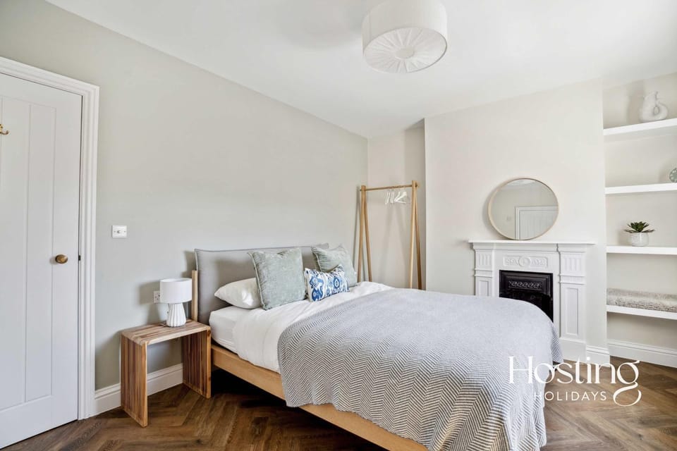 Bed, Photo of the whole room, Bedroom, fireplace, wardrobe