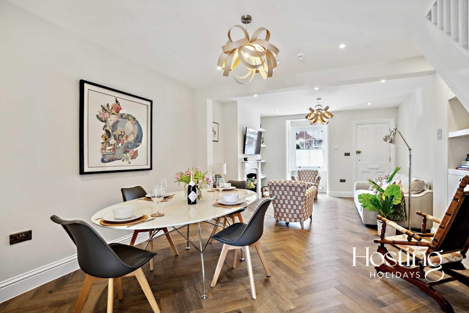 TV and multimedia, Living room, Seating area, Dining area