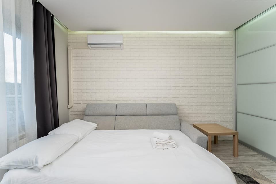 Bed, Photo of the whole room, towels, air conditioner