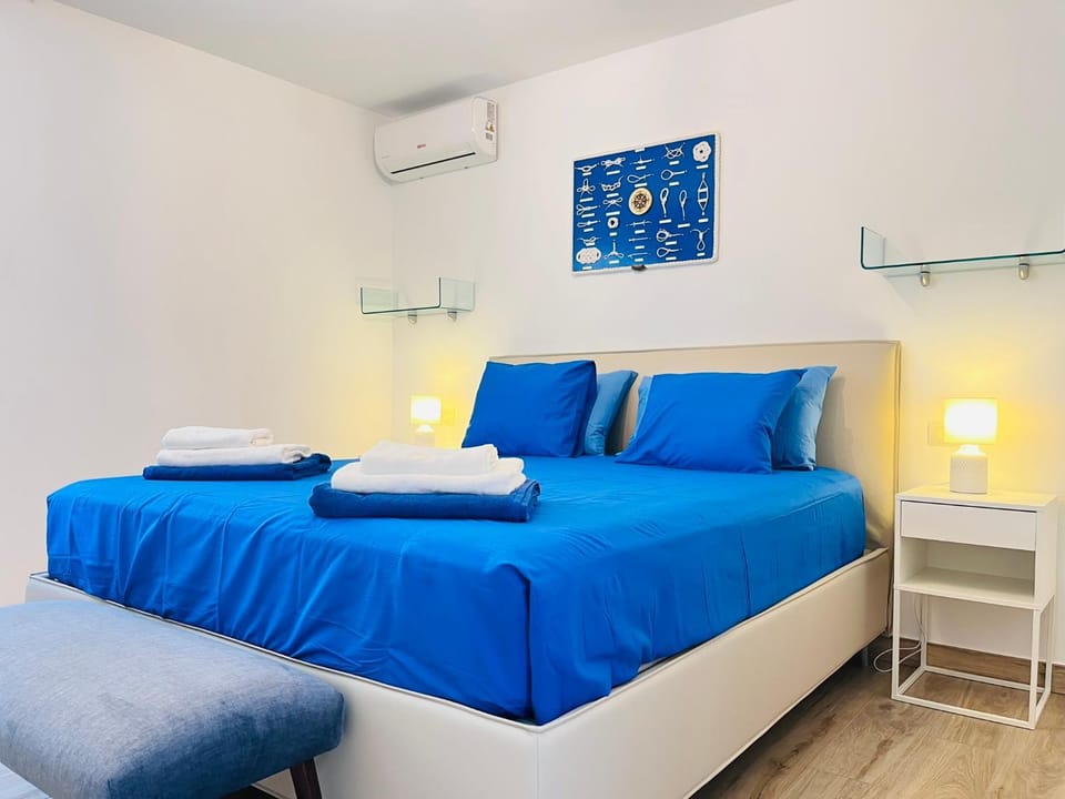 Bed, Photo of the whole room, Bedroom, towels, air conditioner