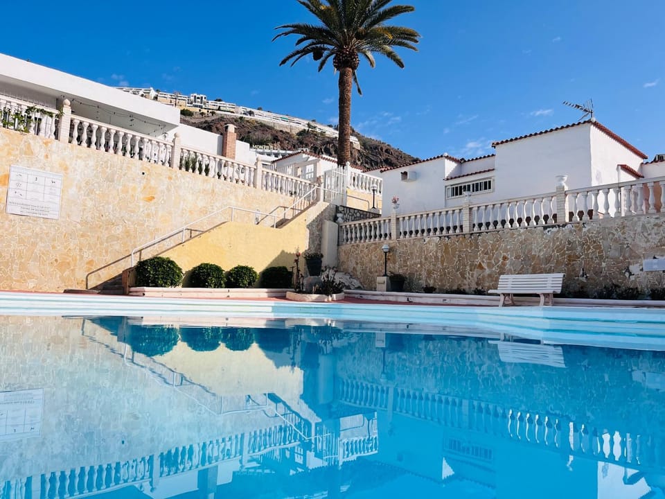 Property building, Day, Swimming pool