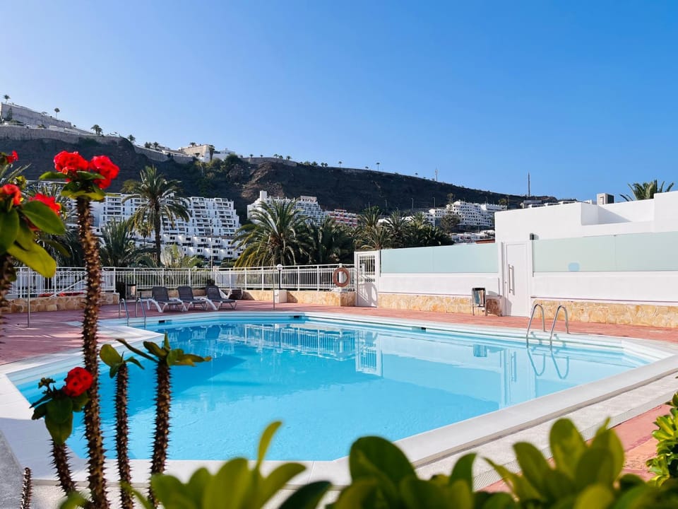 Day, Natural landscape, Swimming pool, sunbed