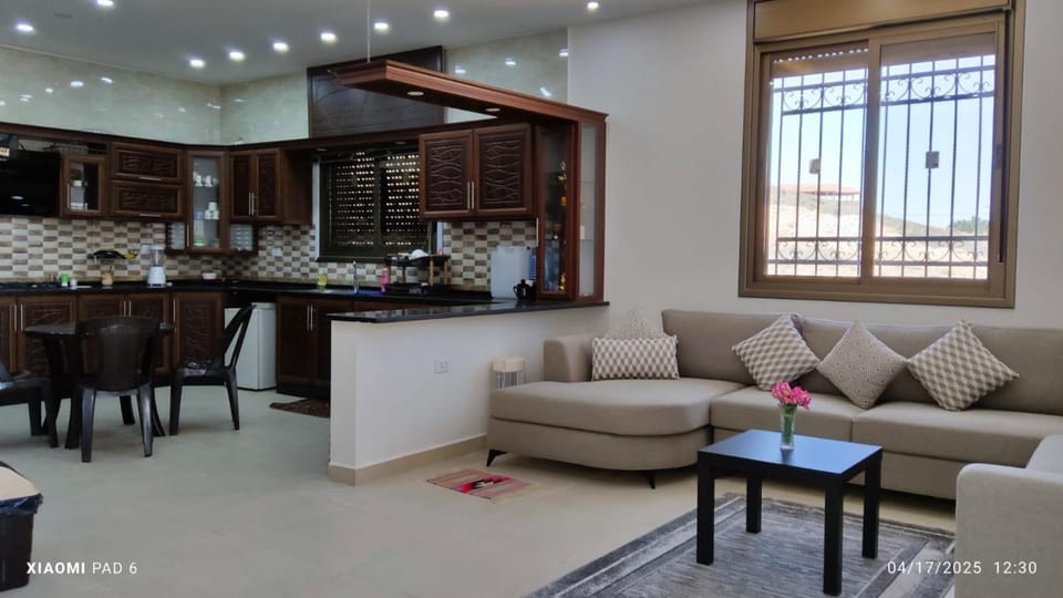 Kitchen or kitchenette, Seating area, kitchen