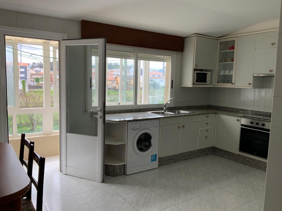 Kitchen or kitchenette, oven, washing machine