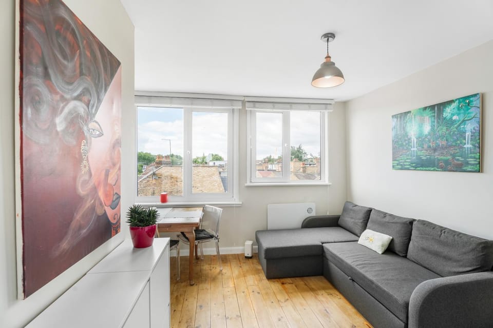 Amazing Top Floor Flat with Nice View Apartment in London