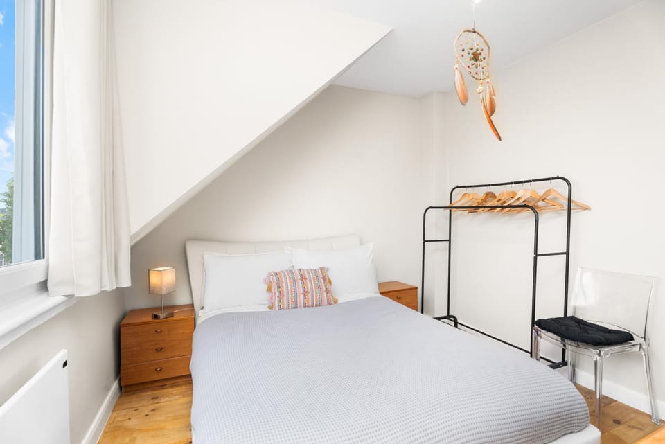 Amazing Top Floor Flat with Nice View Apartment in London