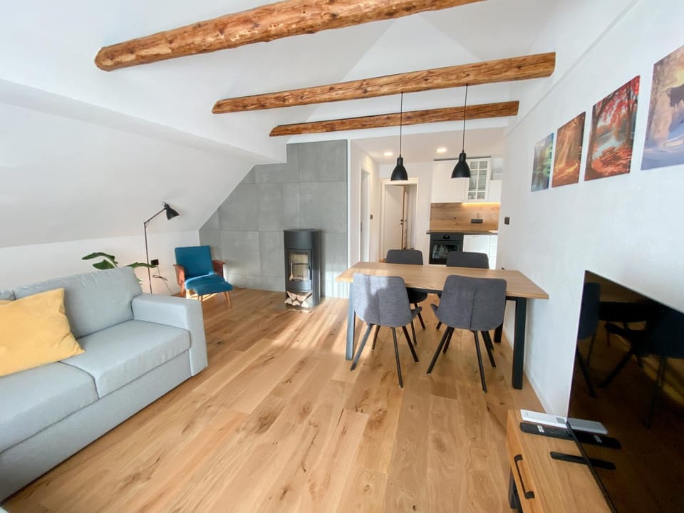 TV and multimedia, Seating area, Dining area