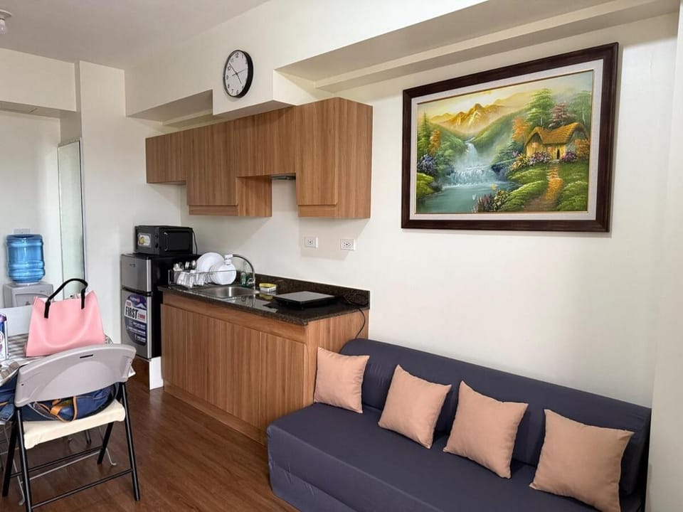 Kitchen or kitchenette, Living room, Seating area, Dining area, stove