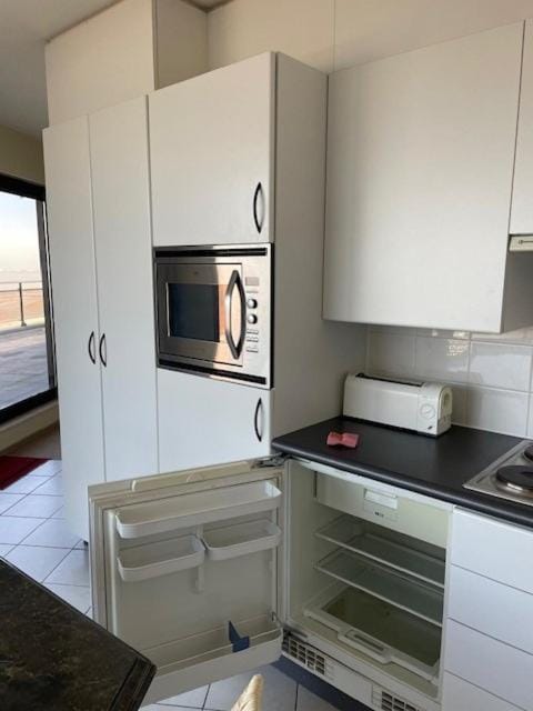 Kitchen or kitchenette, oven, stove