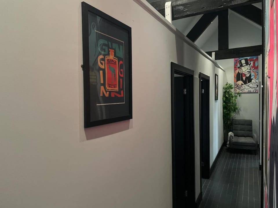 ResiLets - The Monopoly Apartment - Large 4 bedroom Apartment in England