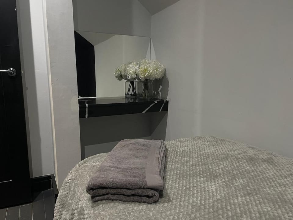 ResiLets - The Monopoly Apartment - Large 4 bedroom Apartment in England