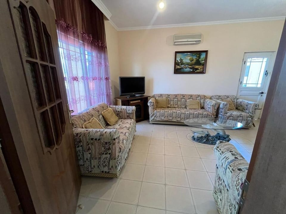 Communal lounge/ TV room, TV and multimedia, Living room, Seating area