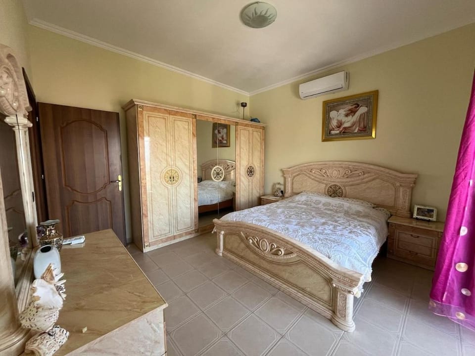 Bed, Photo of the whole room, Bedroom, wardrobe, air conditioner
