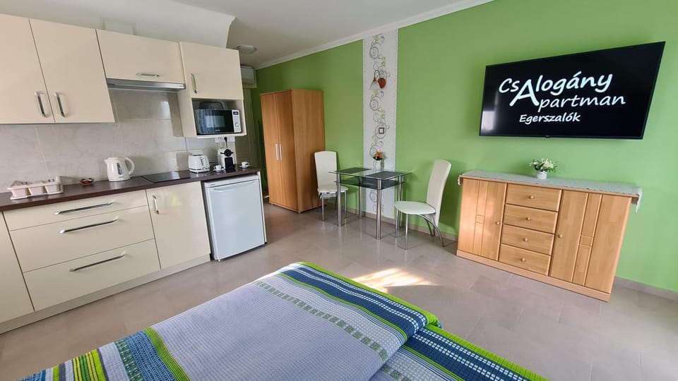 Kitchen or kitchenette, Dining area, stove