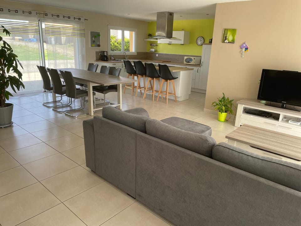 Communal lounge/ TV room, TV and multimedia, Kitchen or kitchenette, Living room, Seating area, Dining area, oven, stove