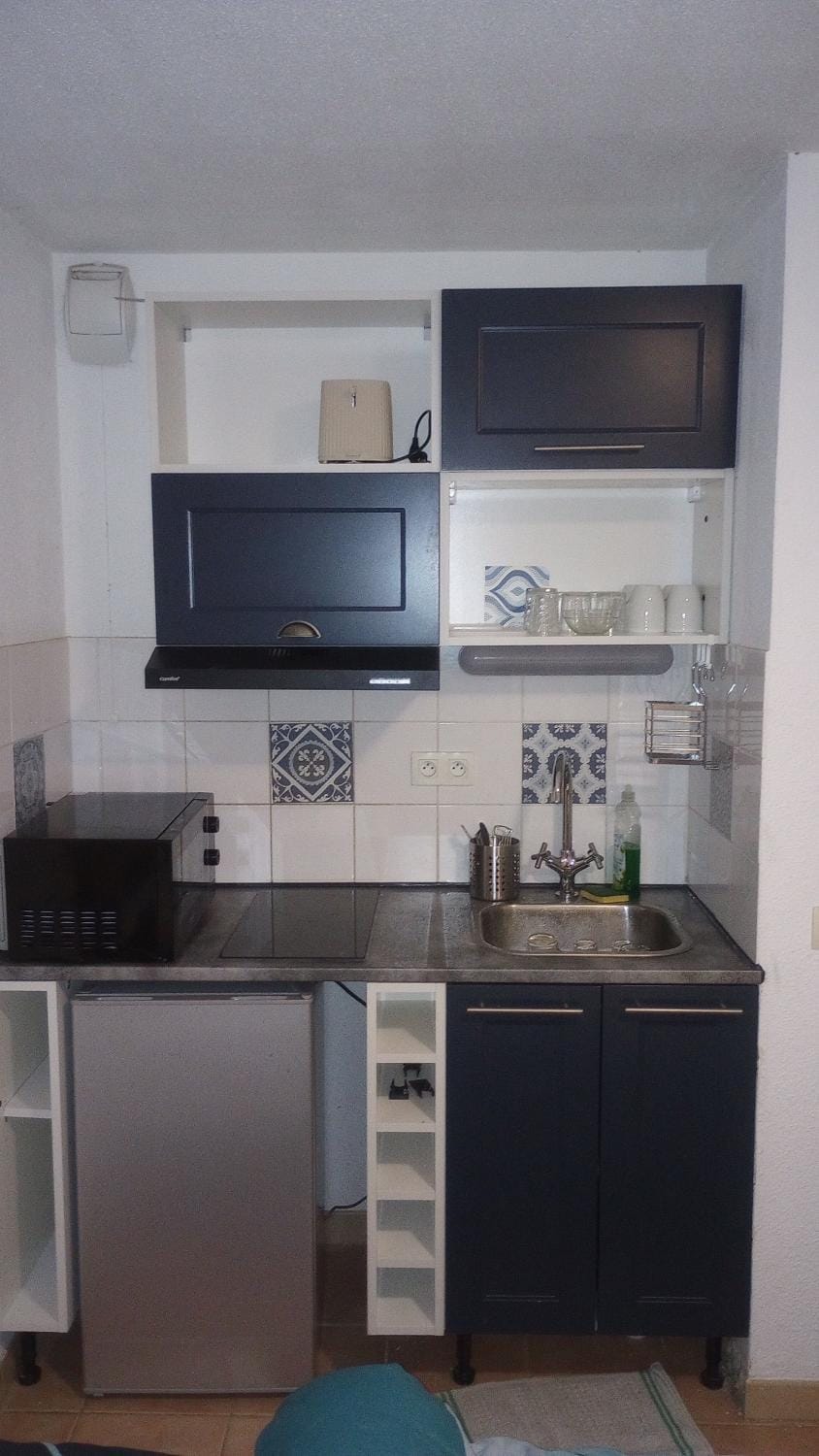 Kitchen or kitchenette, microwave, stove