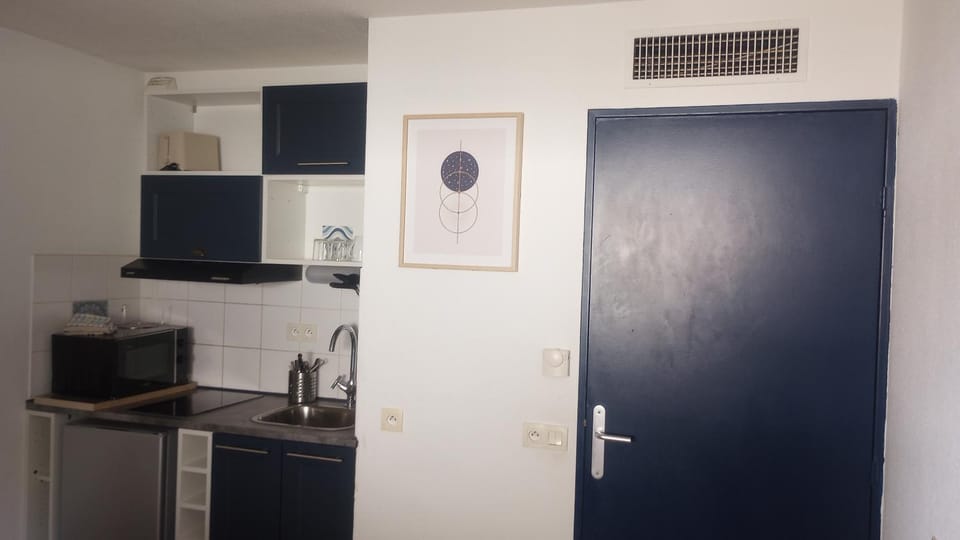 Kitchen or kitchenette, microwave, air conditioner
