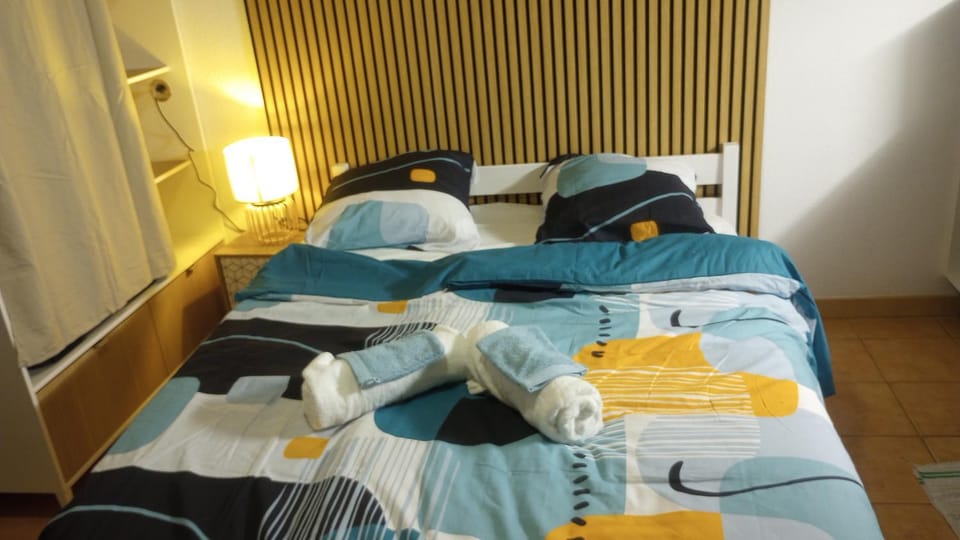 Bed, Photo of the whole room, Bedroom, towels