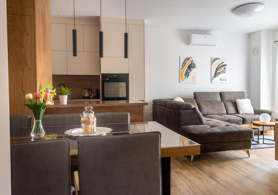 TV and multimedia, Kitchen or kitchenette, Living room, Seating area, Dining area, air conditioner