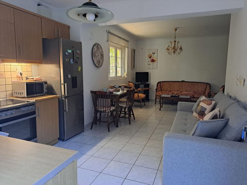 Kitchen or kitchenette, Living room, Seating area