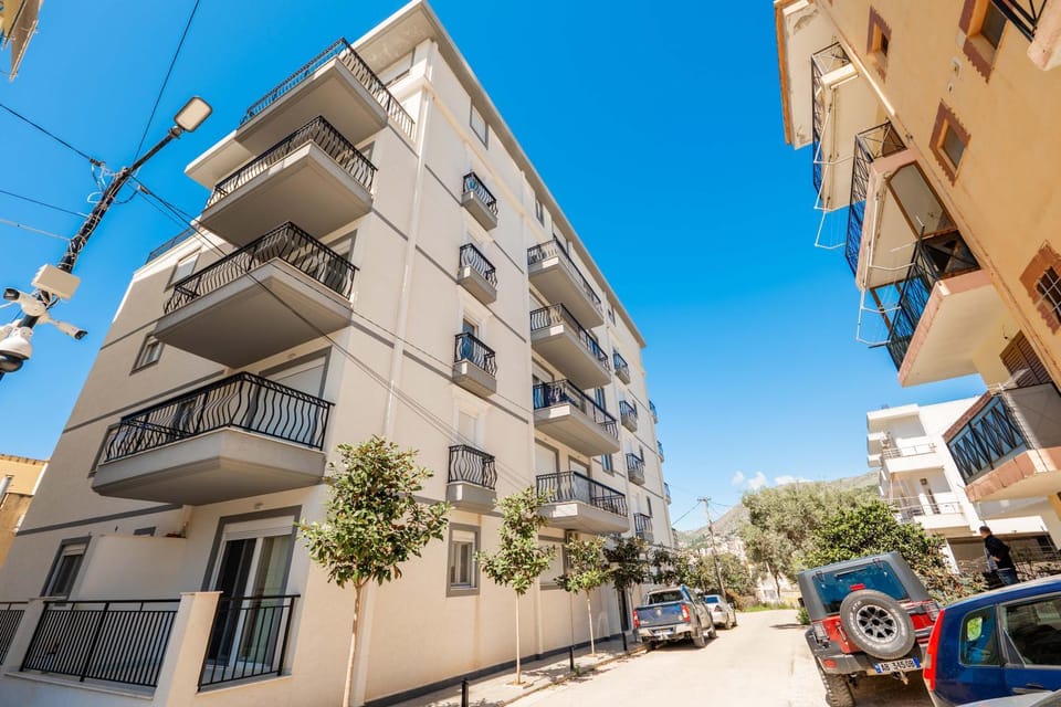 Property building, Day, Neighbourhood, City view, Street view, Location, Parking