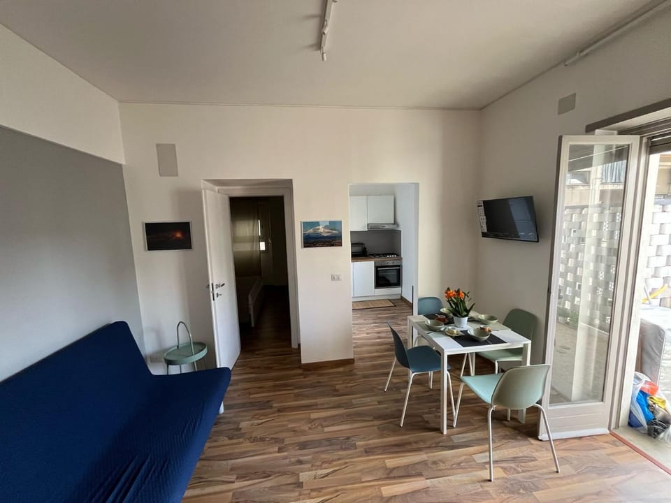 Communal lounge/ TV room, TV and multimedia, Living room, Seating area, Dining area, Evening entertainment