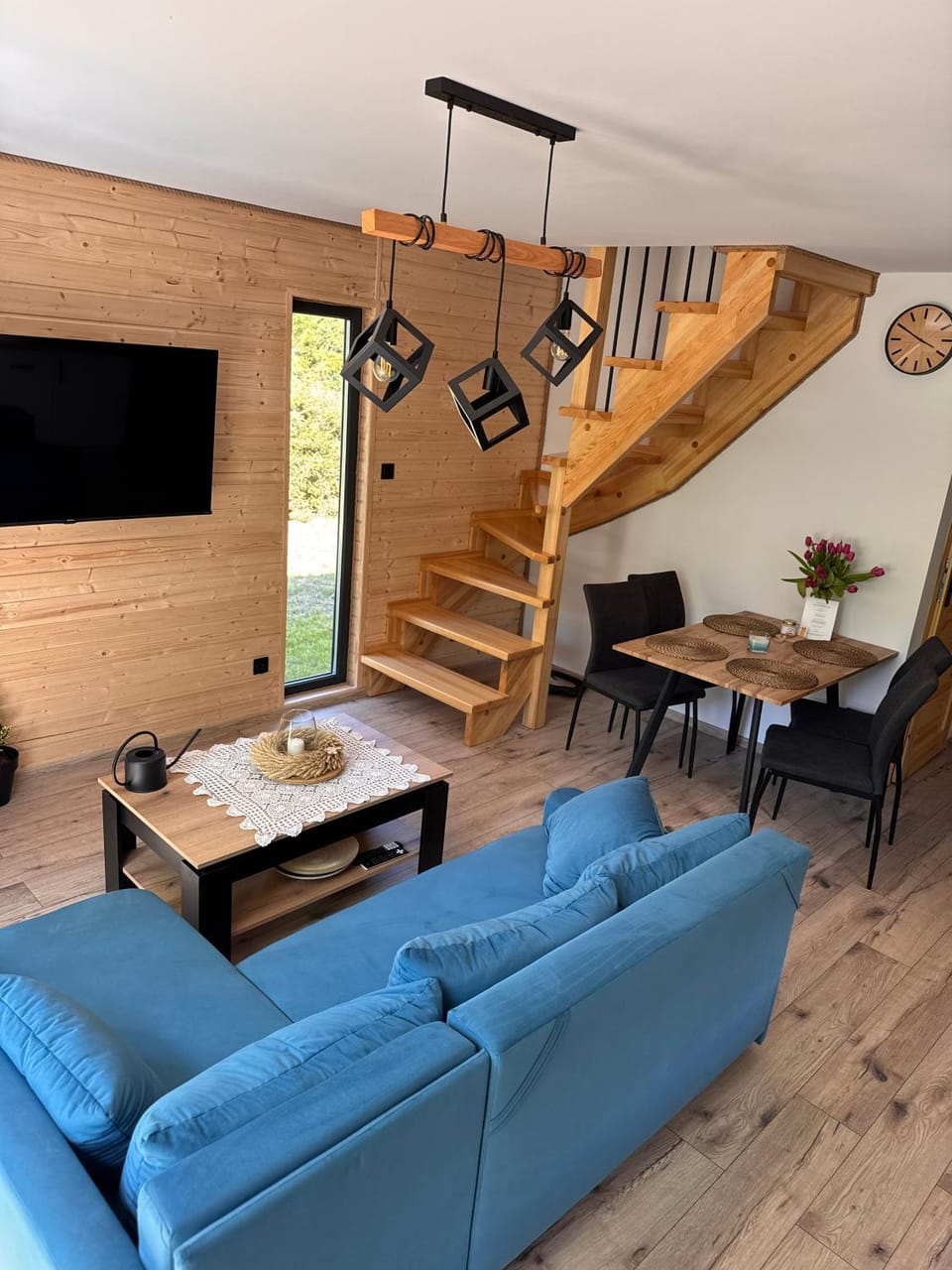 Property building, Communal lounge/ TV room, TV and multimedia, Living room, Seating area, Evening entertainment