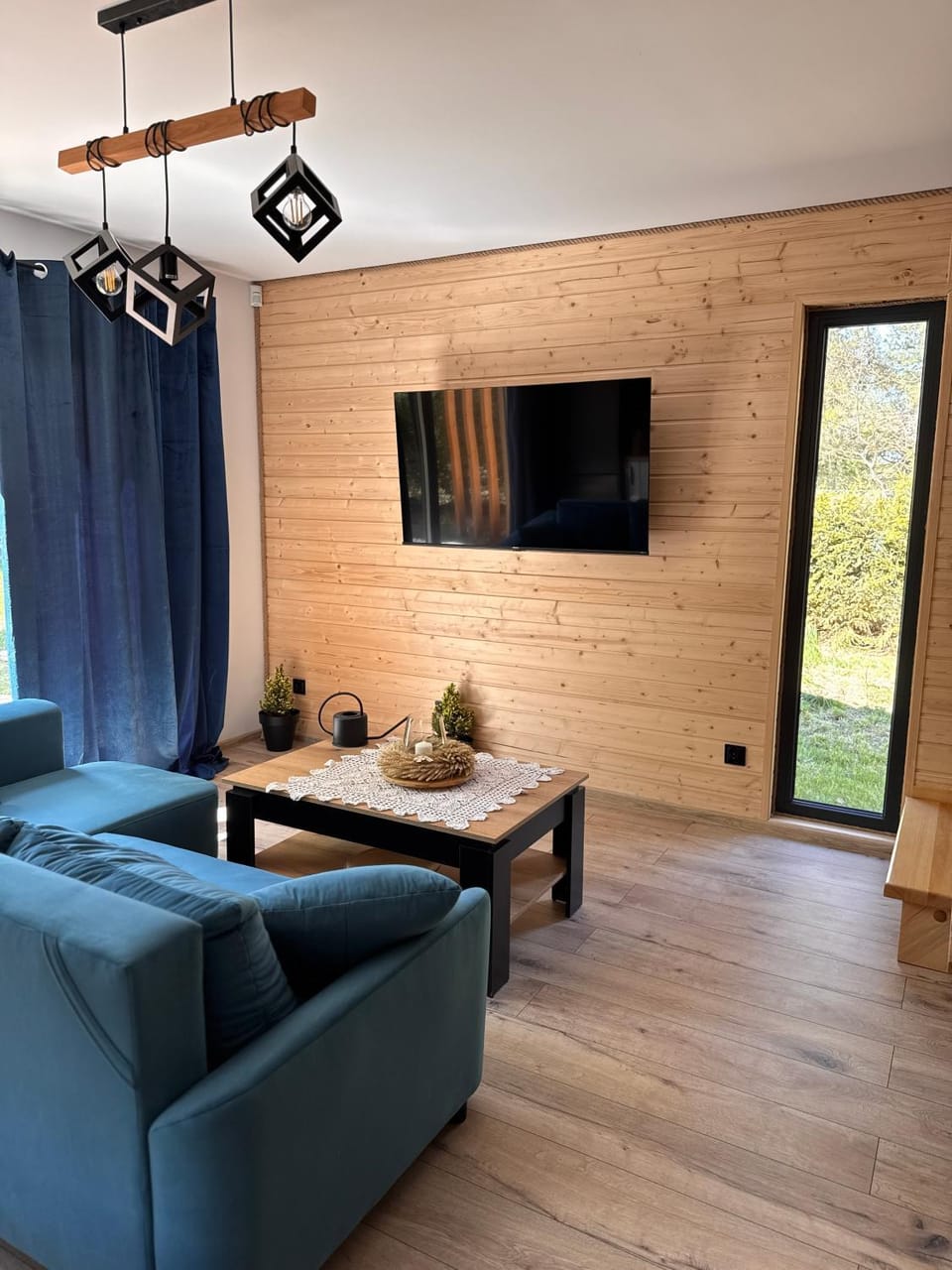 Communal lounge/ TV room, TV and multimedia, Living room, Seating area, Evening entertainment