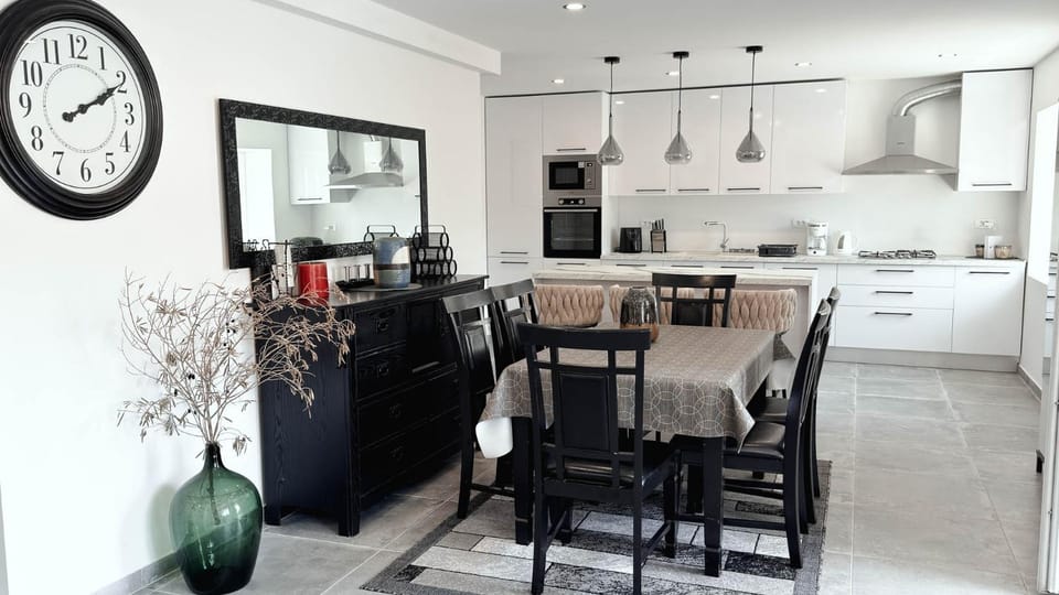 Kitchen or kitchenette, Living room, Seating area, Dining area, Dinner, dishwasher, oven, stove, toaster, kitchen