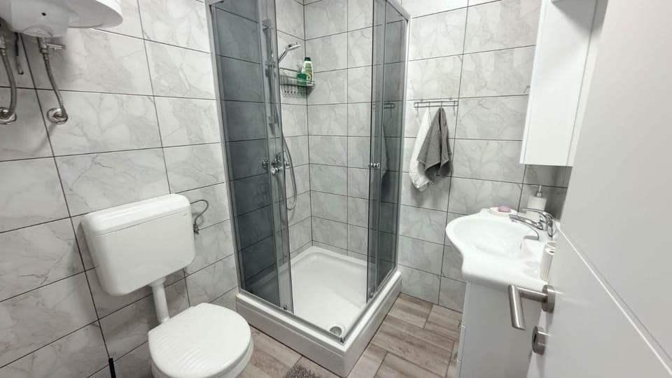 Shower, Toilet, Bathroom, towels