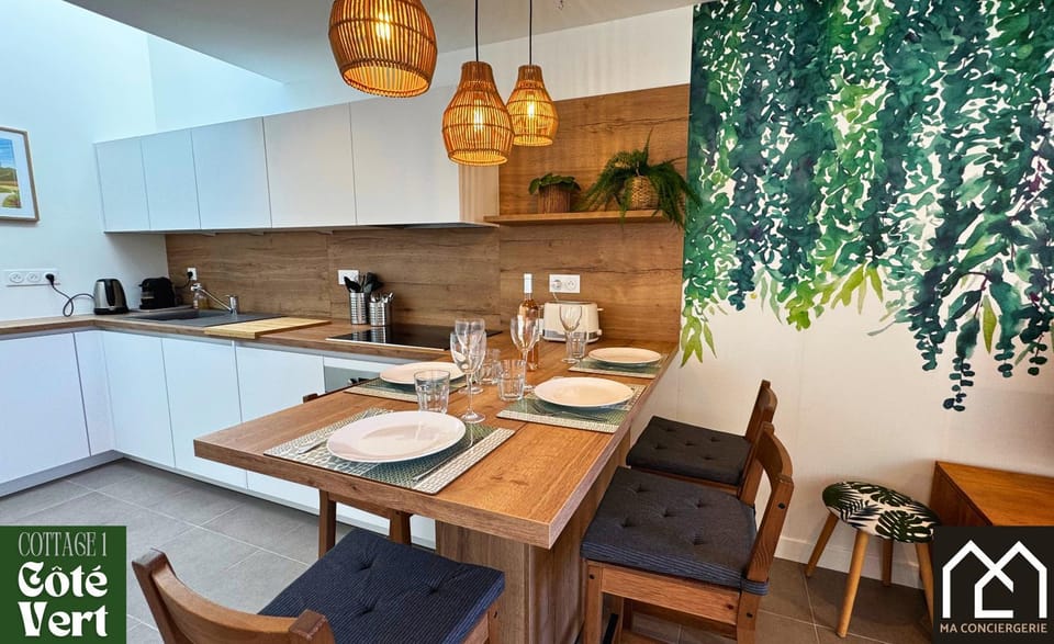 Kitchen or kitchenette, Seating area, Dining area, minibar, stove