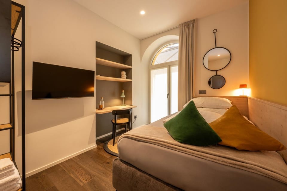 Bed, Photo of the whole room, Seating area, Bedroom