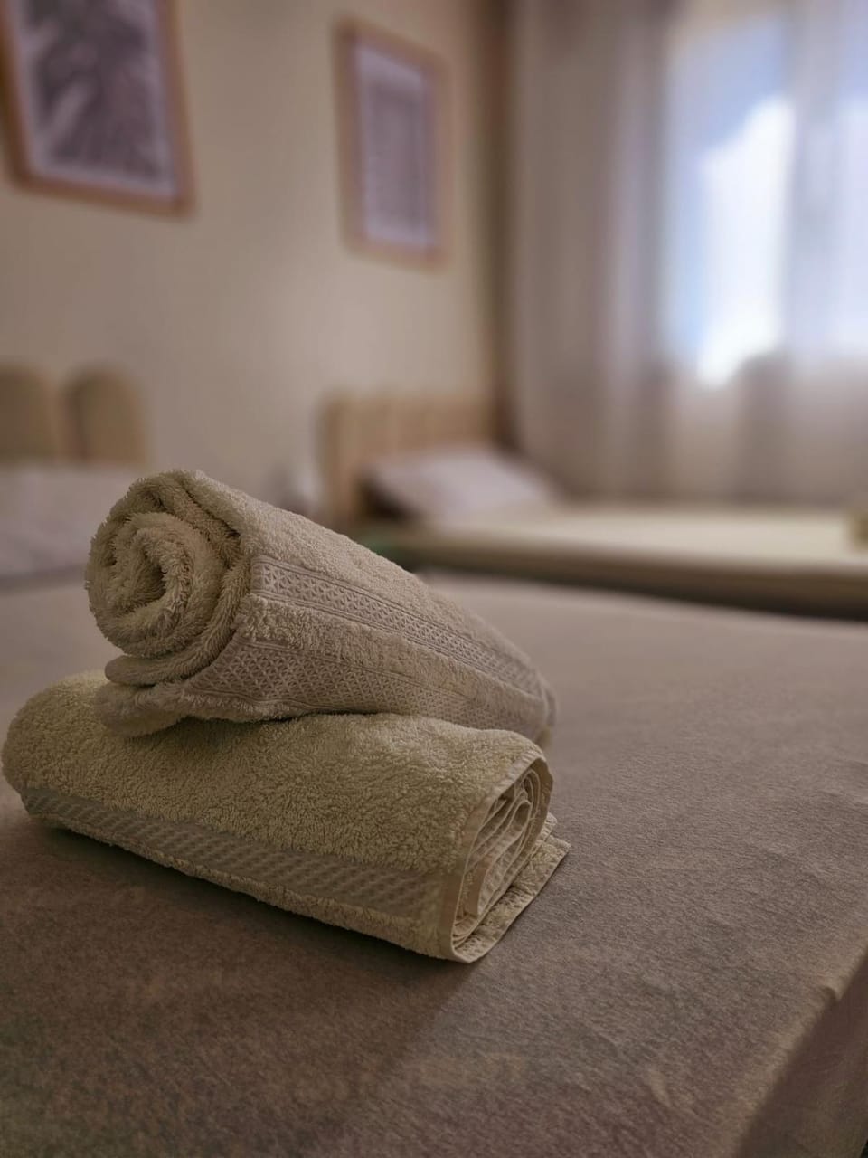 Bed, towels