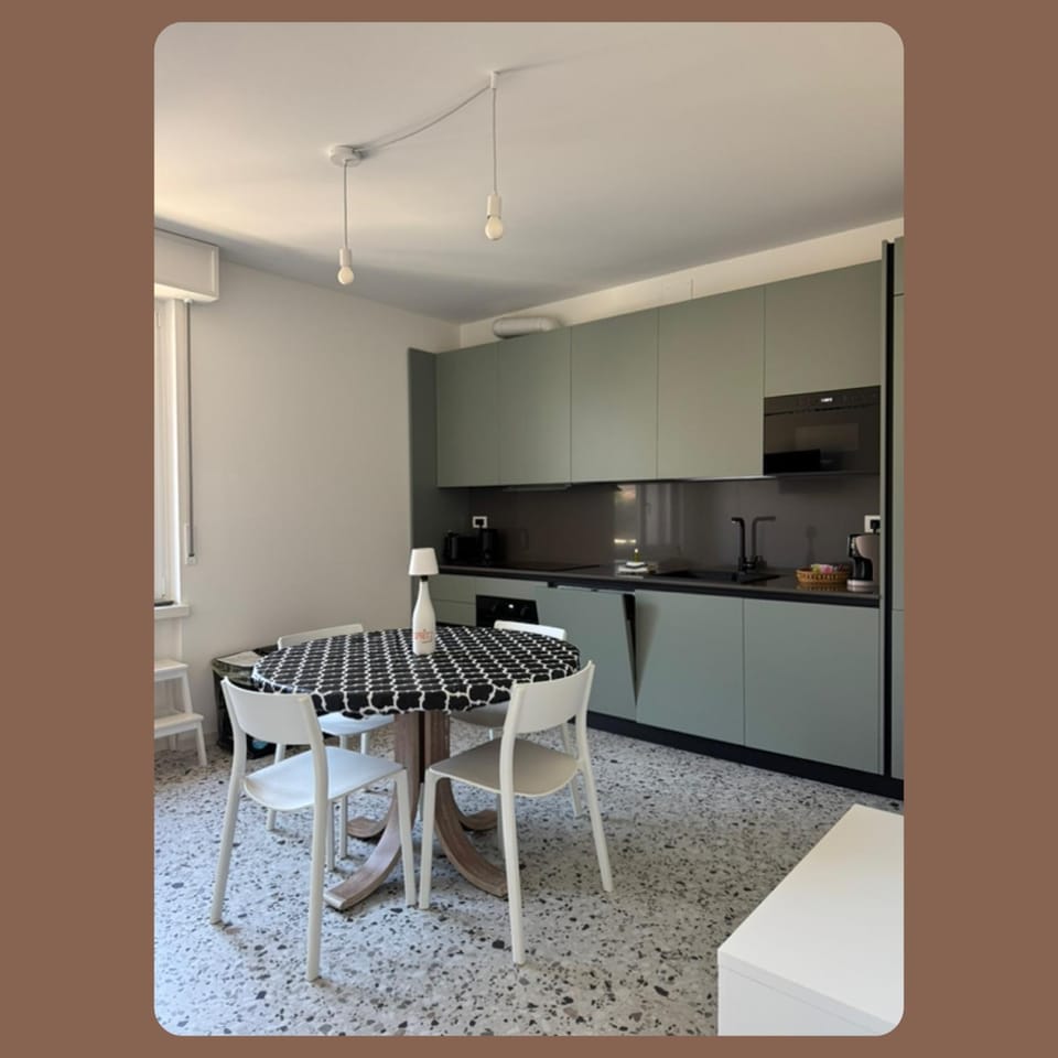 Kitchen or kitchenette, Dining area, oven, stove