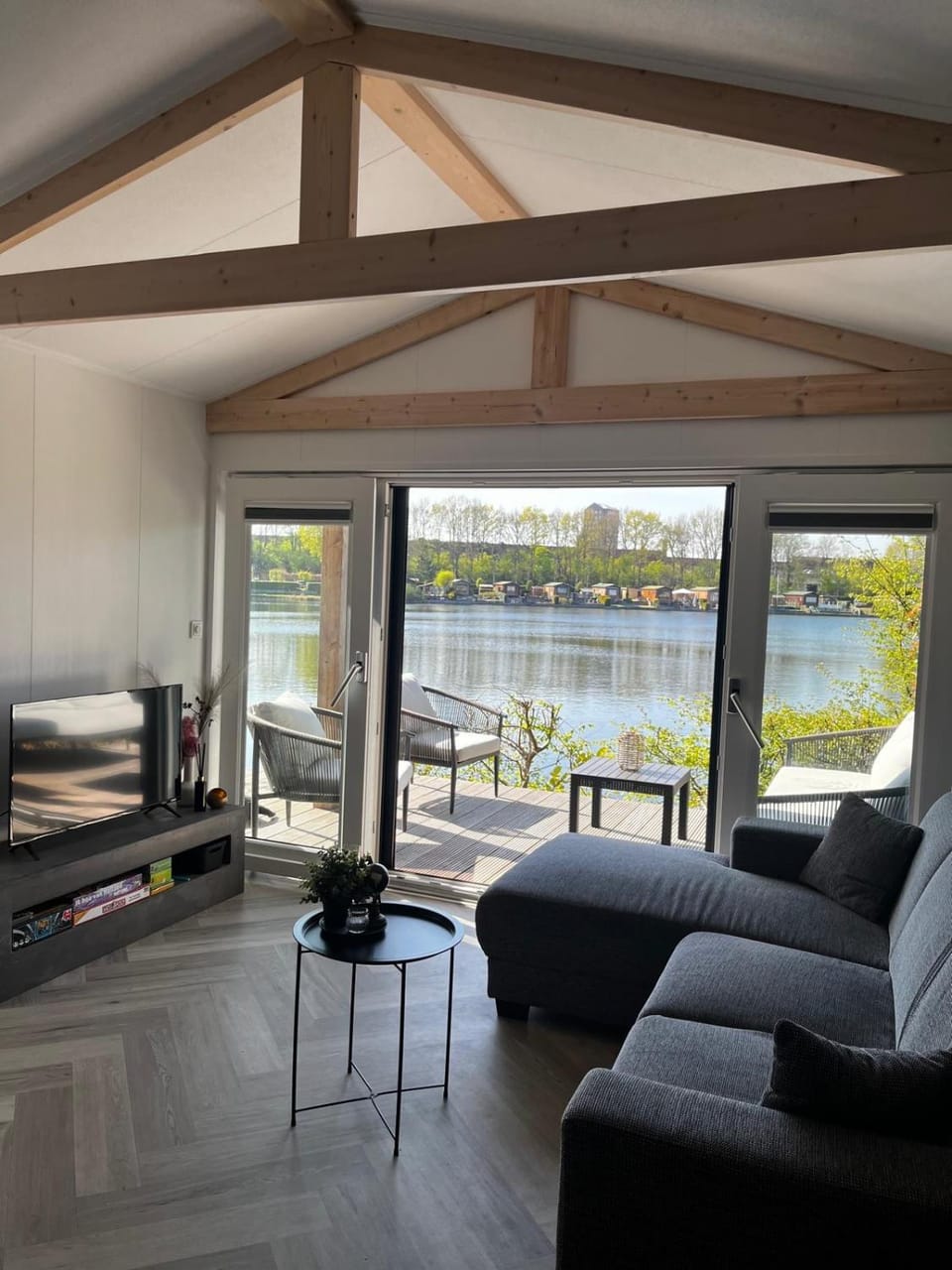 View (from property/room), Living room, Lake view