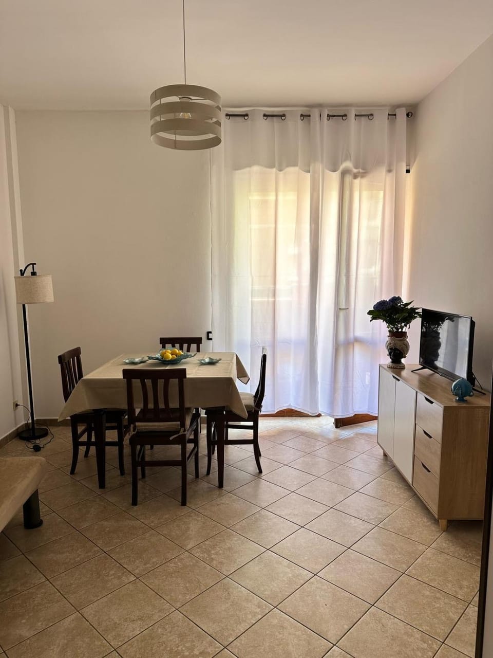 TV and multimedia, Kitchen or kitchenette, Living room, Seating area, Dining area